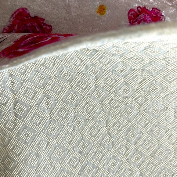 Pink flowers prayer mat for young girls, padded , non-slip, velvet texture 26x45 - Picture 3 of 3